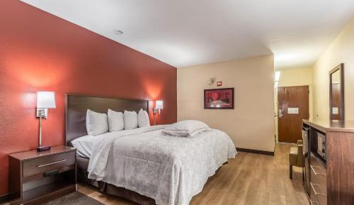 Premium King Room Disability Access Smoke Free (Upgraded Bedding and Snack Box)