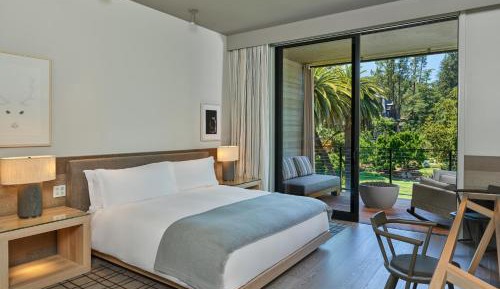 Deluxe King Room with Balcony - Streamside