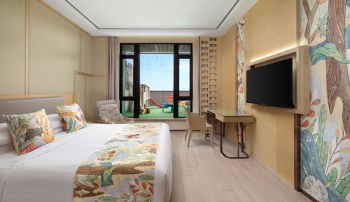 Deluxe King Room with Balcony - Forest Hut
