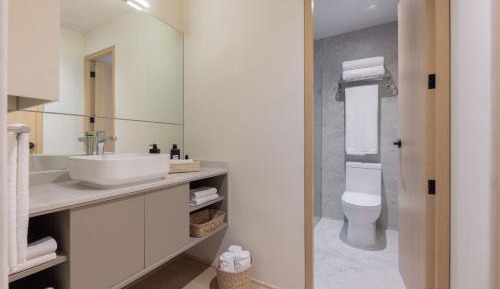 Deluxe Queen Suite