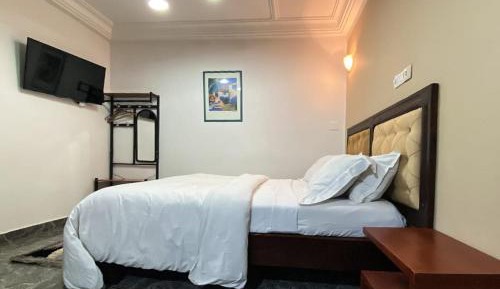 Deluxe Room (2 Adults + 1 Child)