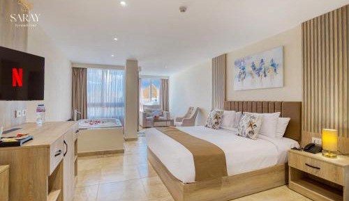 Jacuzzi Suite with Pyramids View