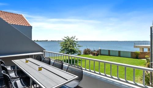 Apartment with Lake View
