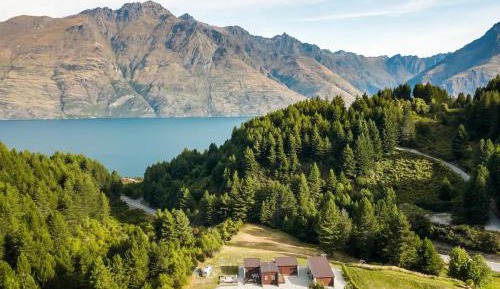 Apartment with Mountain View