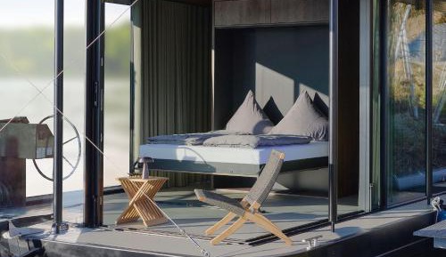 Apartment with Lake View