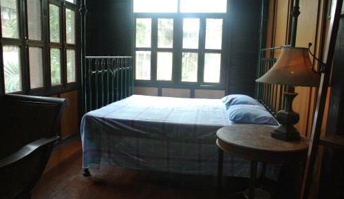 Deluxe King Room with Shared Bathroom