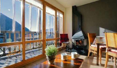 Apartment with Mountain View