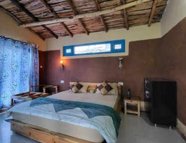 Deluxe Double Room (1 adult + 2 children)