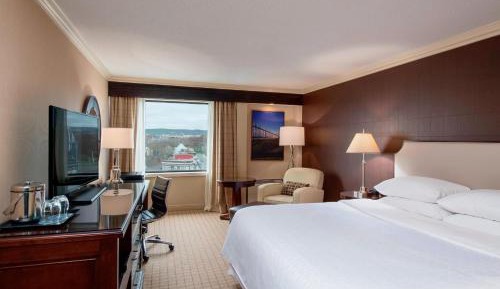 Guest room, 1 King, City view