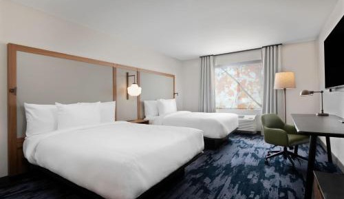 Queen Room with Two Queen Beds and Mountain View