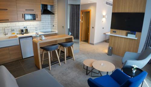 Suite - Free Breakfast