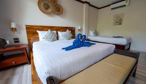 Comfort Triple Room - Street Side Building