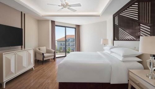 Deluxe King Room with Balcony