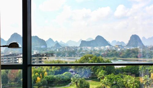 Horizon King Room Club Access with River View 