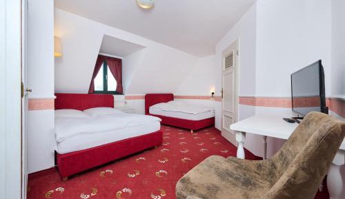 Quadruple Room with Private Bathroom