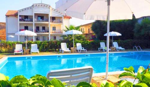 Apartment with Pool View 