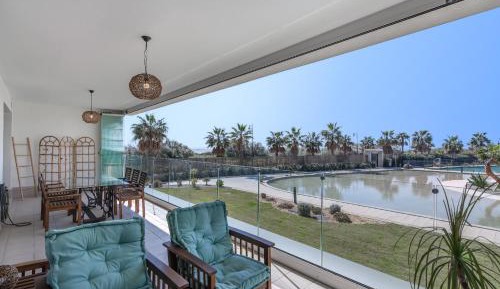 Apartment with Pool View 