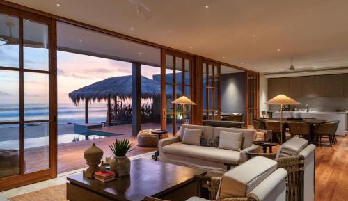Villa Noosa (with one way complimentary transfer) 