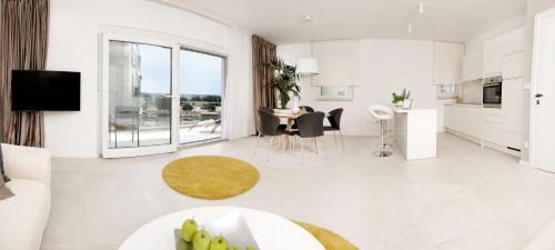 Apartment with Balcony and Sea View