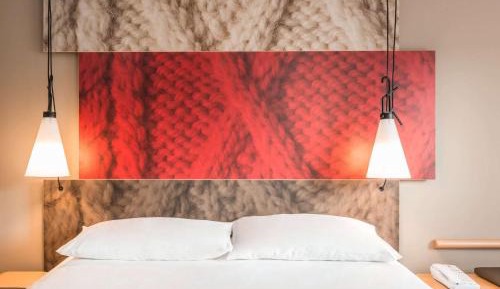 2 Adjacent Rooms
