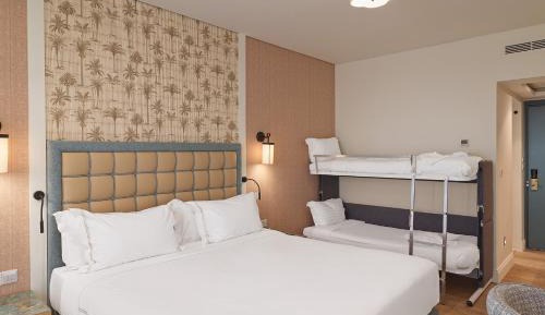 Deluxe Family Room