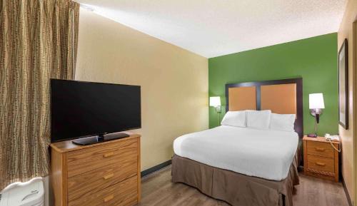 Deluxe Studio with 1 Queen Bed - Non-Smoking