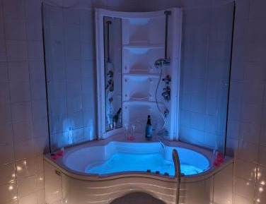 Suite with Hot Tub