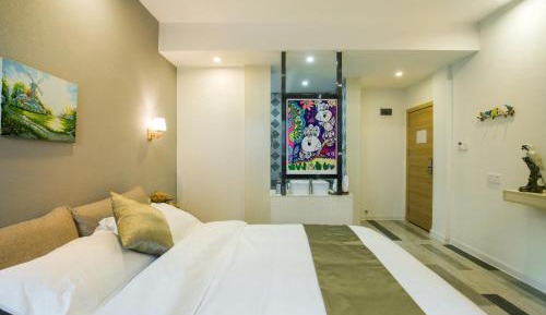 Deluxe Queen Room With Balcony  