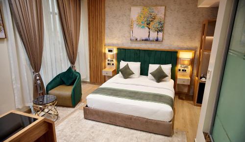 Deluxe Queen Room