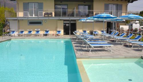 Apartment with Pool View 