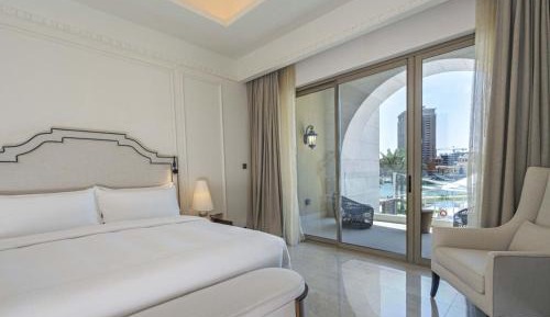 Apartment with Pool View 