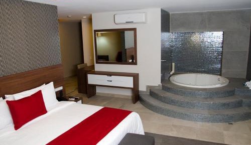 Deluxe Suite with Spa Bath