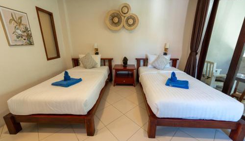 Premium Twin Room - Street Side Building