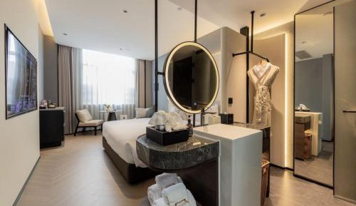 Deluxe Queen Room