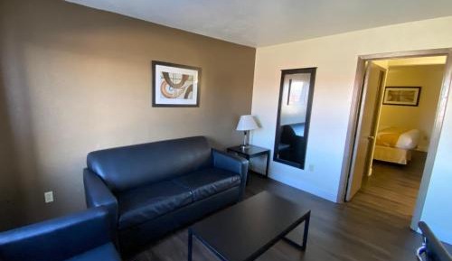 King Room with Roll-in Shower - Mobility Access/Non-Smoking