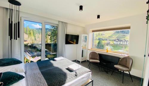 Double or Twin Room with Mountain View