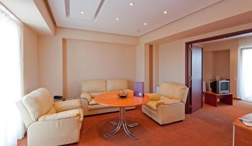 Junior Suite (2 Adults + 2 Children)