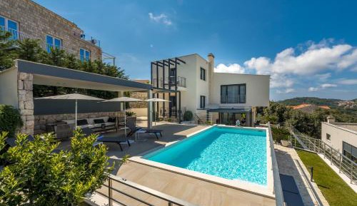Five-Bedroom Villa with Swimming Pool