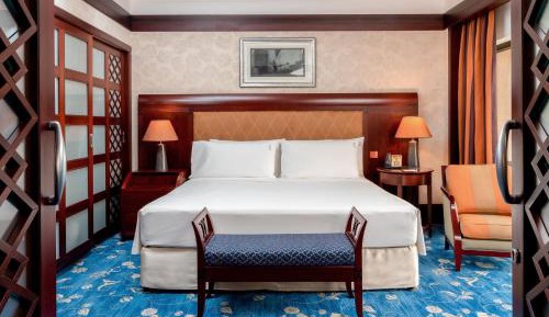 One-Bedroom Suite with One King Bed, Sea View and Lounge Access