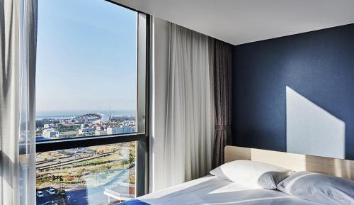 Deluxe Hollywood Twin Room with Ocean View