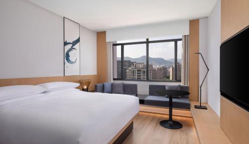 Superior King Room with City View
