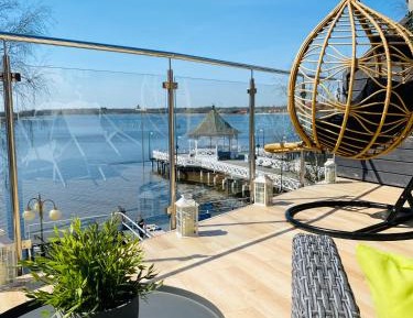 One-Bedroom Apartment with Lake View