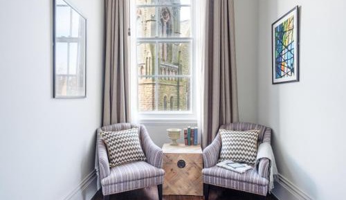 King Premium with Methodist Church View