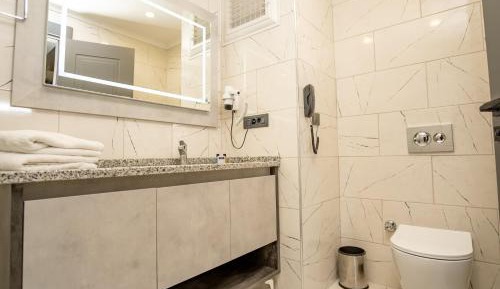 Deluxe Double Room (2 Adults + 1 Child)