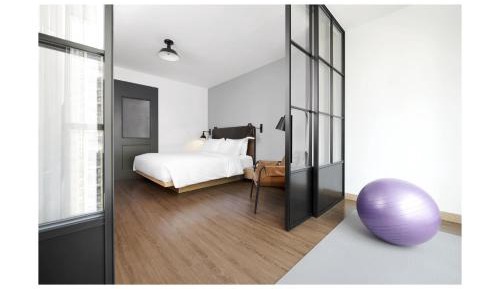 Moxie, Guest room, 1 King, City view