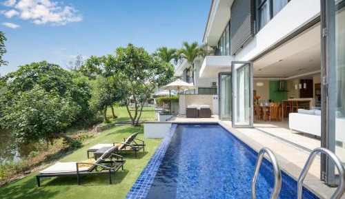 Villa with Garden View