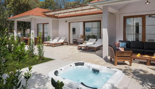 Luxury Bay ViIla with Hot Tub