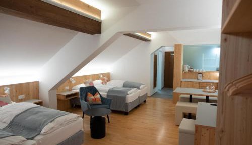 Vierbettzimmer mit Balkon (zur Straße)