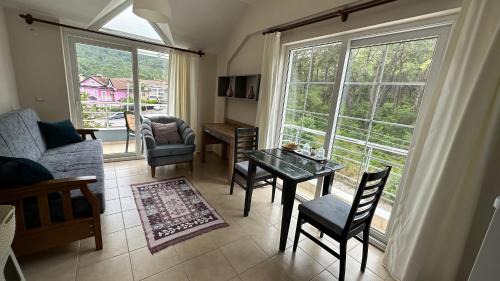 Apartment with Mountain View