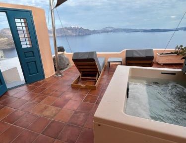 Superior Suite with Exterior hot tub & Caldera View